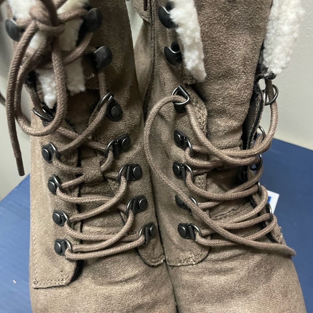 Winter boots Size  8 1/2  medium gray